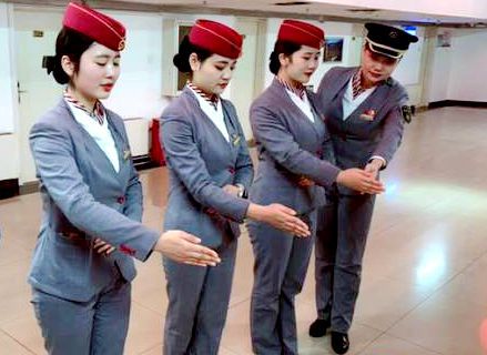 傳承光榮傳統(tǒng)，堅(jiān)持崗前禮儀培訓(xùn)，用心服務(wù)春運(yùn)旅客
